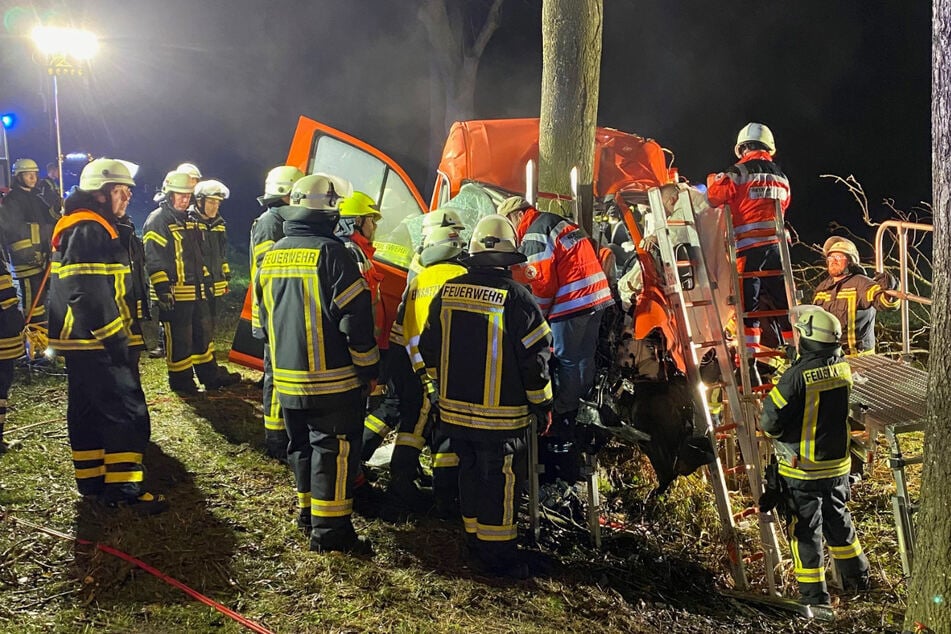 Rettungskräfte am Einsatzort. Etwa 70 Feuerwehrleute sicherten das Unfallfahrzeug ab.