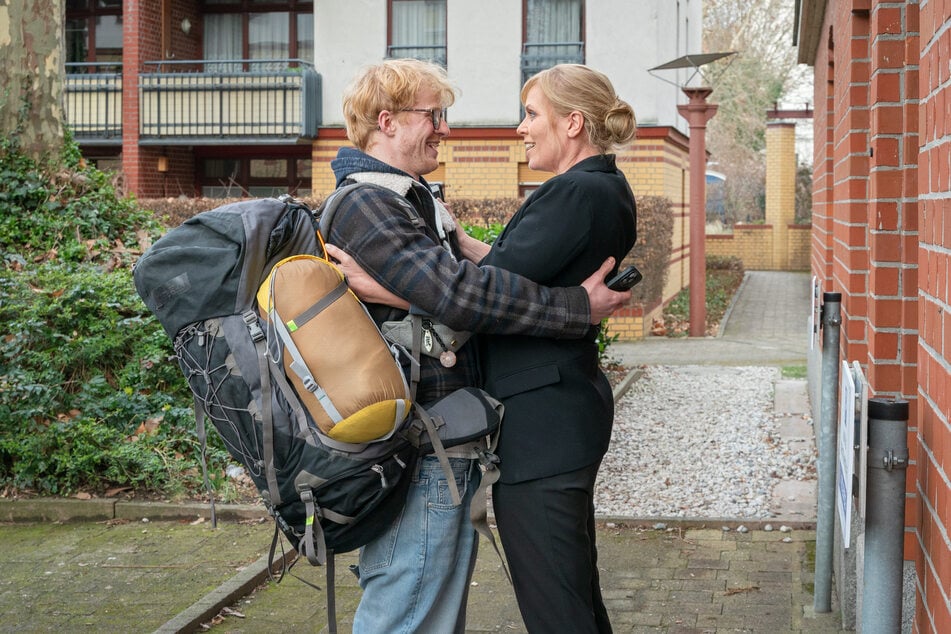 Ina freut sich, dass ihr Sohn Paul (Peter Laser) extra für ihren Geburtstag eingeflogen ist.