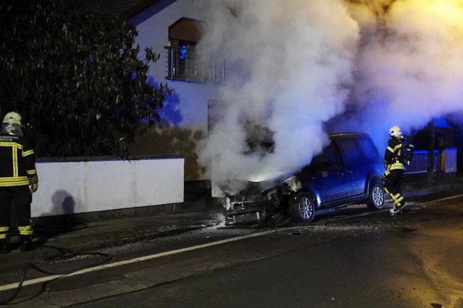 Zwei Caddys und ein Renault wurden in Brand gesetzt.