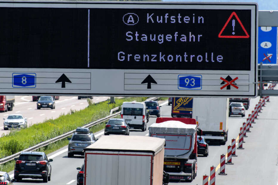 Österreichische Behörden lassen an der Grenze nur eine begrenzte Anzahl Lkws passieren, dadurch kommt zu zu erheblichen Staus.