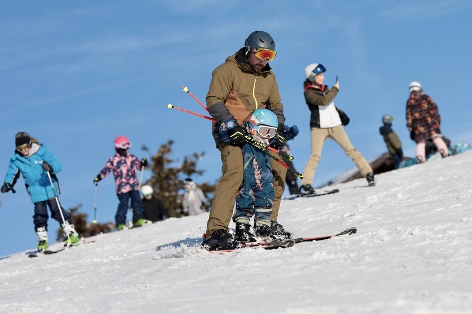 Freunde des Wintersports kommen im Harz aktuell ordentlich auf ihre Kosten. (Symbolbild)