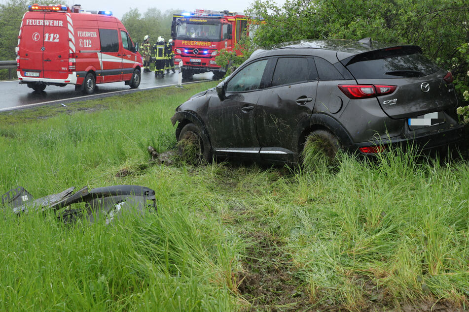 Unfall A4: Unfall auf der A4: Mazda kommt von Straße ab und überschlägt sich