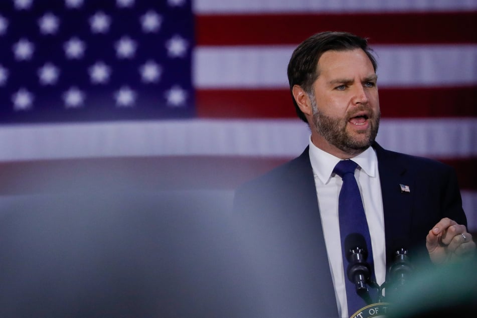 JD Vance heckled while paying respects to Minneapolis shooting victims