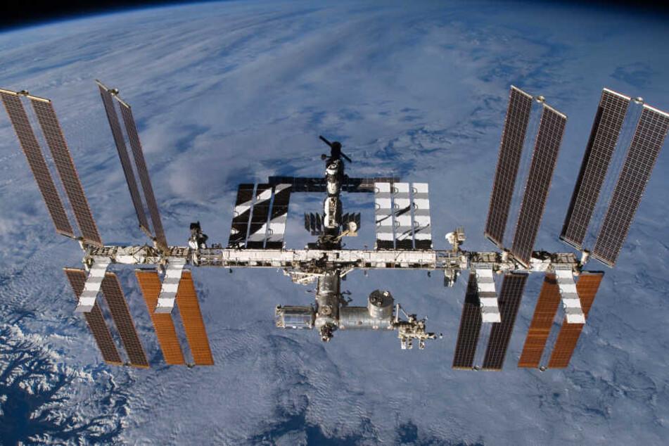 Die ISS kreist als Weltraum-Labor um die Erde.