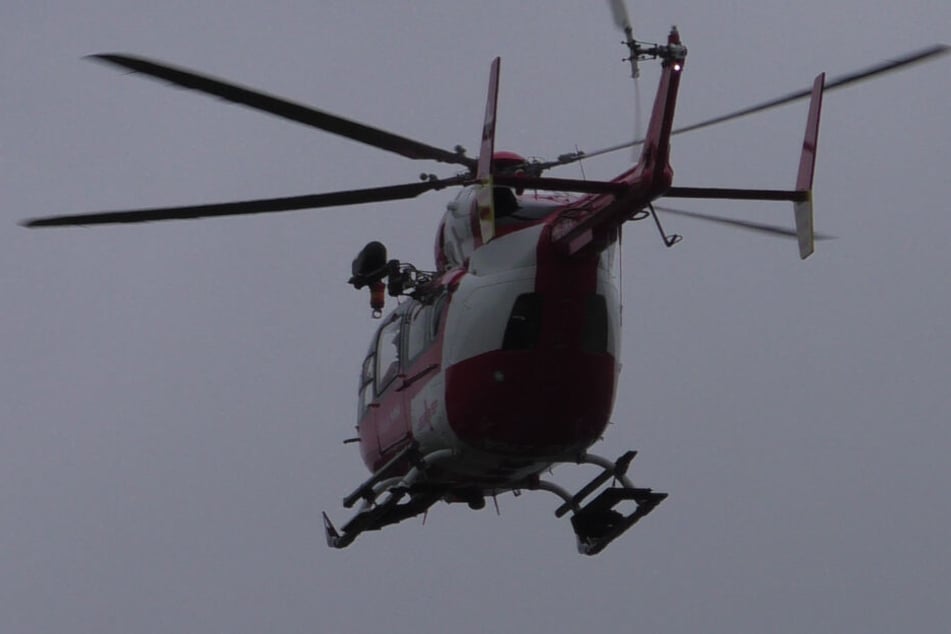 Zwei Personen wurden bei dem Unfall verletzt: Auch ein Rettungshubschrauber war im Einsatz.