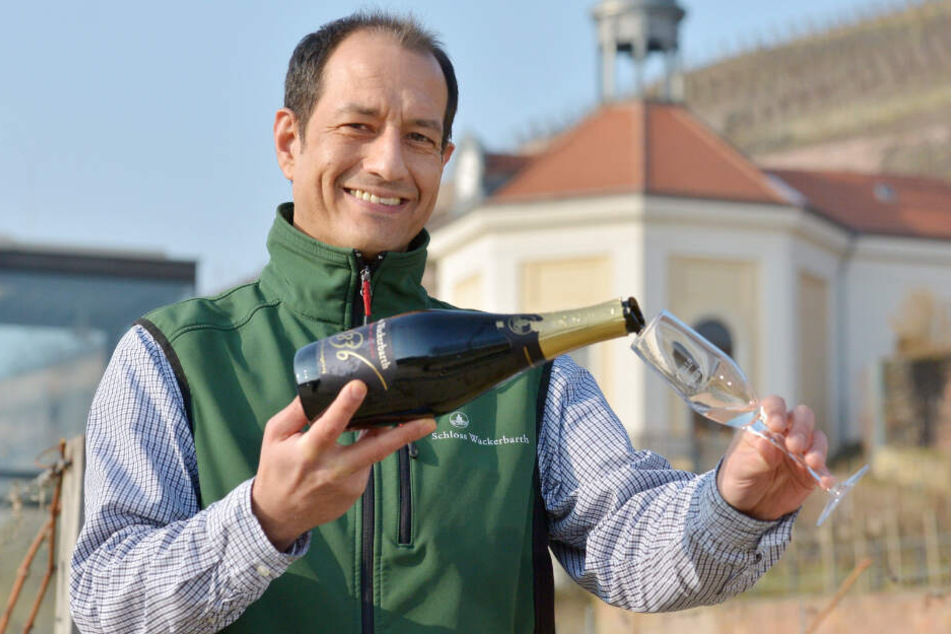 Wackerbarth-Kellermeister Jürgen Aumüller (45) zeigt, wie man Sekt elegant und richtig einschenkt.