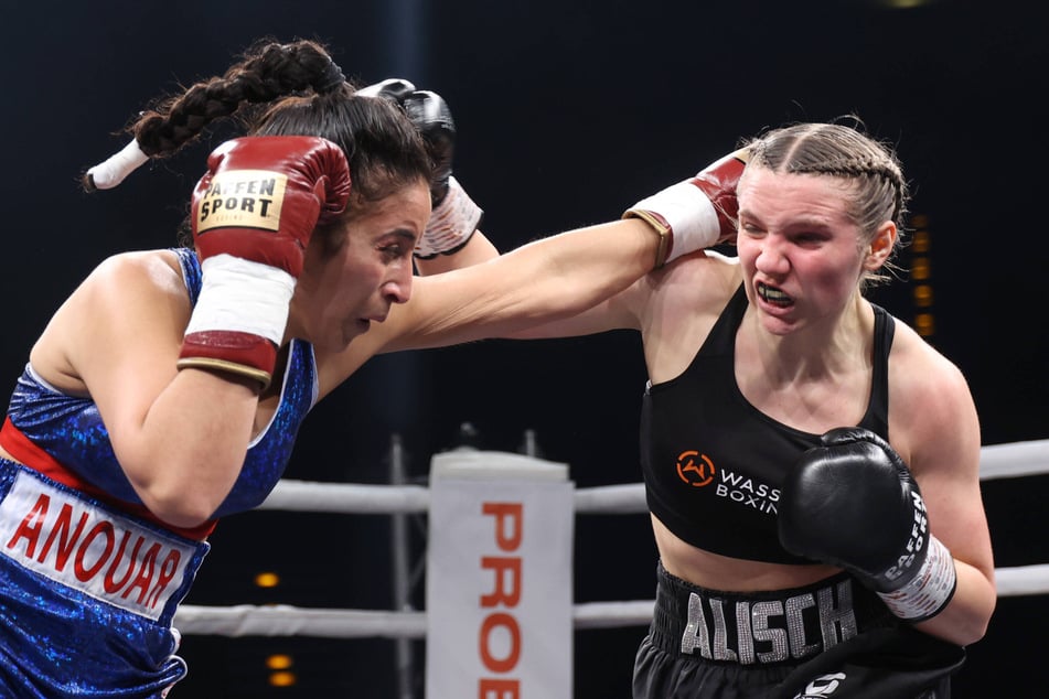 Sophie Alisch (23, r.) v březnu 2022 na boxerské galavečeri Wassermann v Berlíně v zápasu proti Amel Anouar. (Archivní foto)