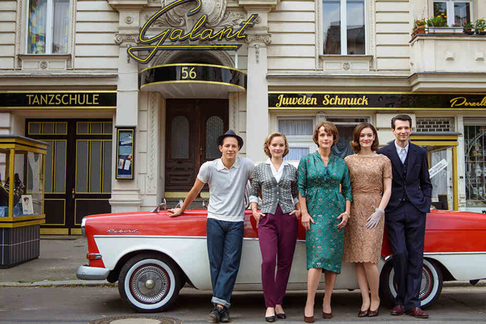 v.li.: Die Schauspieler Trystan Pütter, Sonja Gerhardt, Claudia Michelsen, Maria Ehrich und Sabin Tambrea stehen am Set der ZDF-Serie "Ku'damm 59". Viele Fans wünschen sich "Ku'damm 62, 65, 68..."