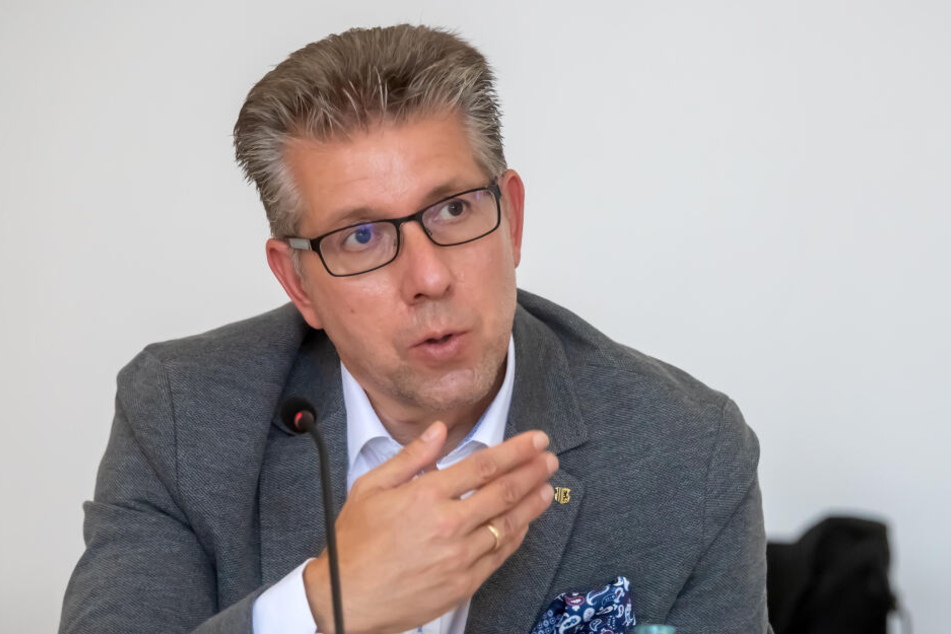 Für das moderne Hallenbad plant Bürgermeister Ralph Burghart (48, CDU) 5,3 Millionen Euro mehr ein.