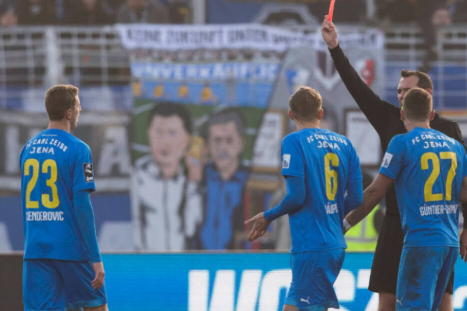 Jenas Meris Skenderovic sah die Rote Karte.