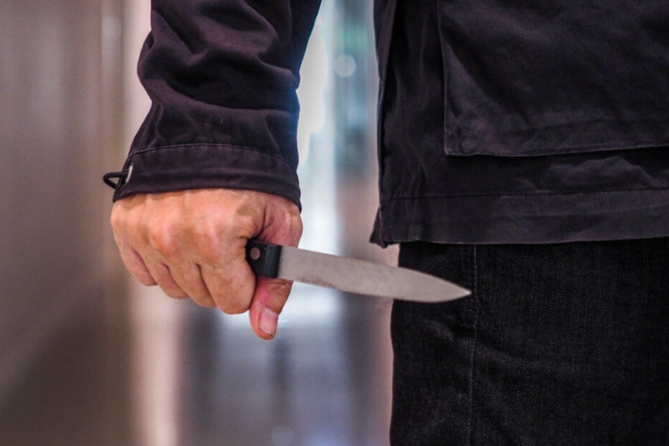 Der Angeklagte soll mit einem Messer auf das Opfer losgegangen sein. (Symbolbild)