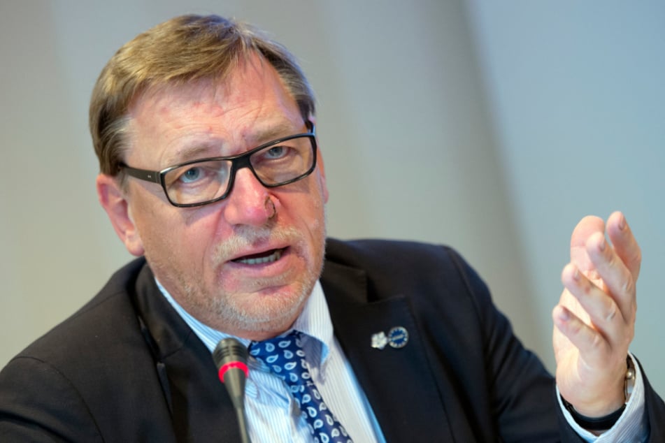 Der Bundesvorsitzende des Deutschen Hausärzteverbandes Ulrich Weigeldt (71) warnte vor Personalengpässen in Praxen wegen der Omikron-Welle.
