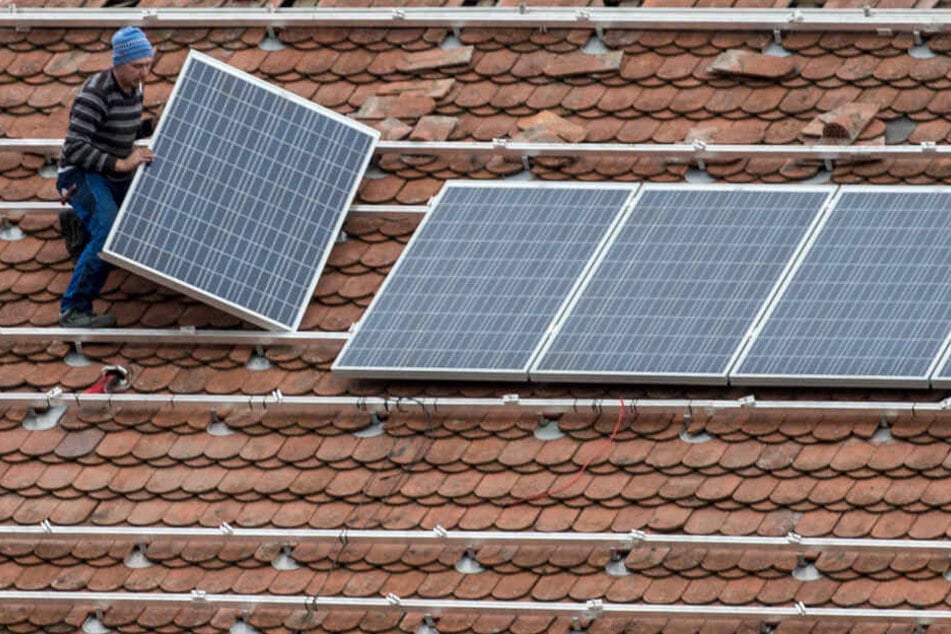 Wegen Verdachts der Steuerhehlerei bei Solarmodulen ermittelt nun rund 70 Zollfahnder. (Symbolbild)
