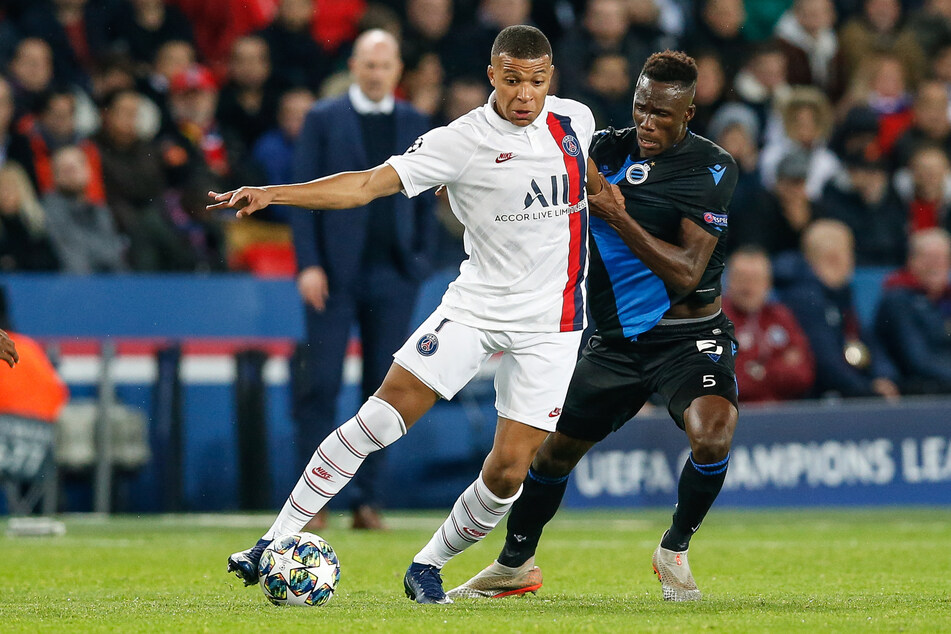 Odilon Kossounou (20, r.) kam vom FC Brügge zu Bayer 04. In der Champions League machte er sogar schon PSG-Angreifer Kylian Mbappe (22) das Leben schwer.