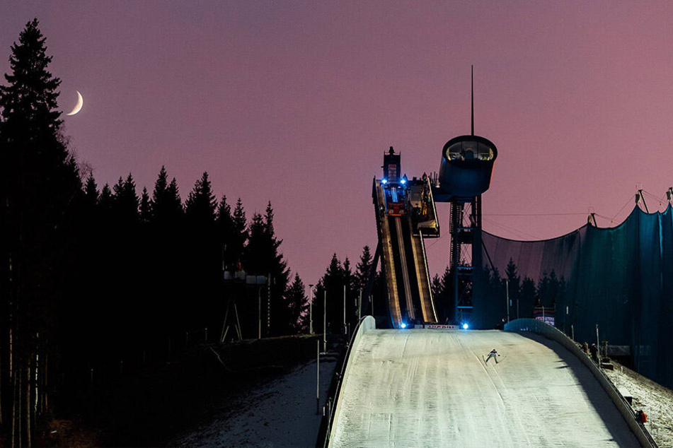 Nach drei Jahren Pause macht der Skisprung-Weltcup wieder in Klingenthal Station. Vom 13. bis 15. Dezember sind die besten Adler der Welt in der Vogtland Arena zu Gast.