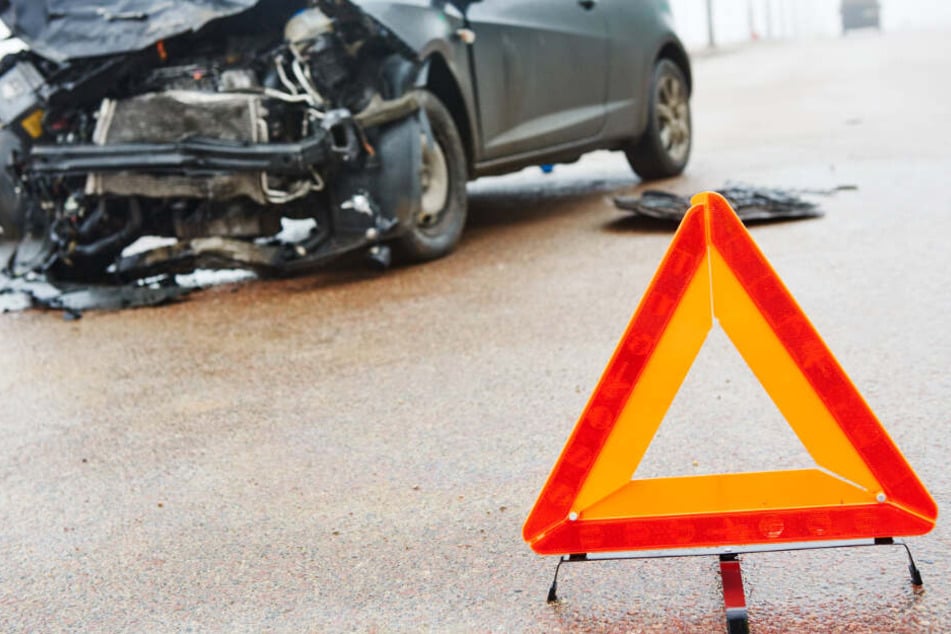 Bei einem schweren Unfall in Neumarkt wurde eine Frau zur Retterin. (Symbolbild)
