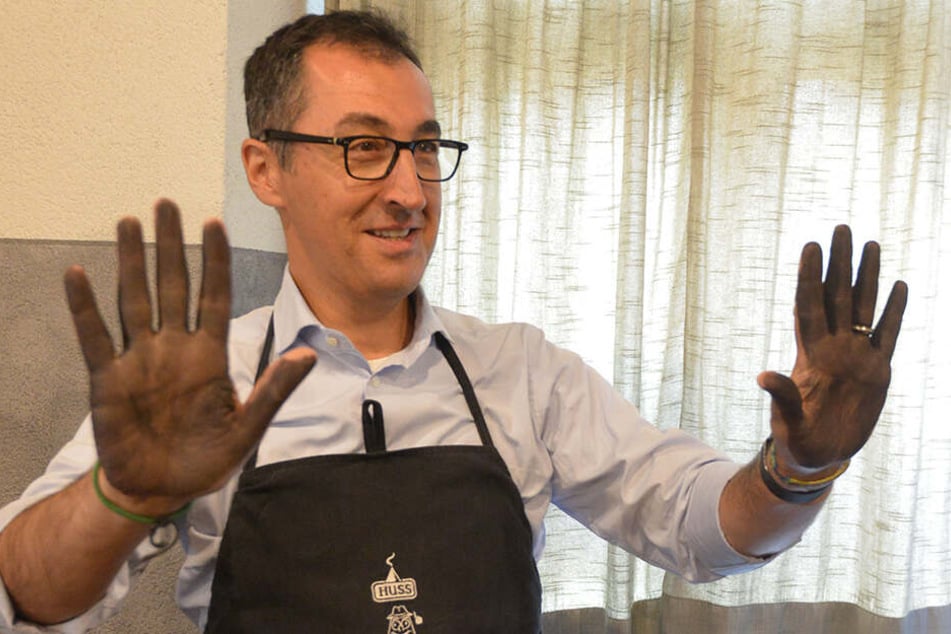 Bundespolitiker Cem Özdemir (53, Grüne) machte sich bei seinem Besuch im Erzgebirge die Hände schmutzig.