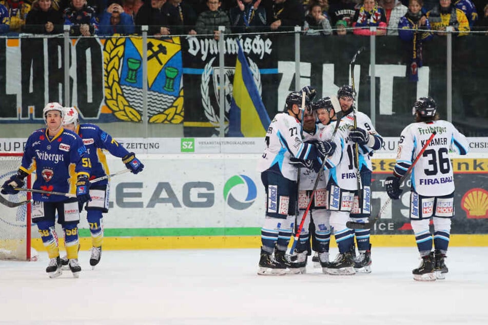 Gegensätze: Die Dresdner Eislöwen durften jubeln, während die Lausitzer Füchse Weißwasser vor heimischer Kulisse eine Derby-Pleite hinnehmen mussten.