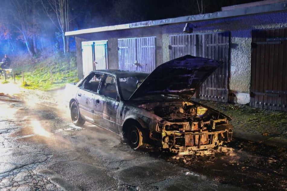 Der Mazda brannte komplett aus.