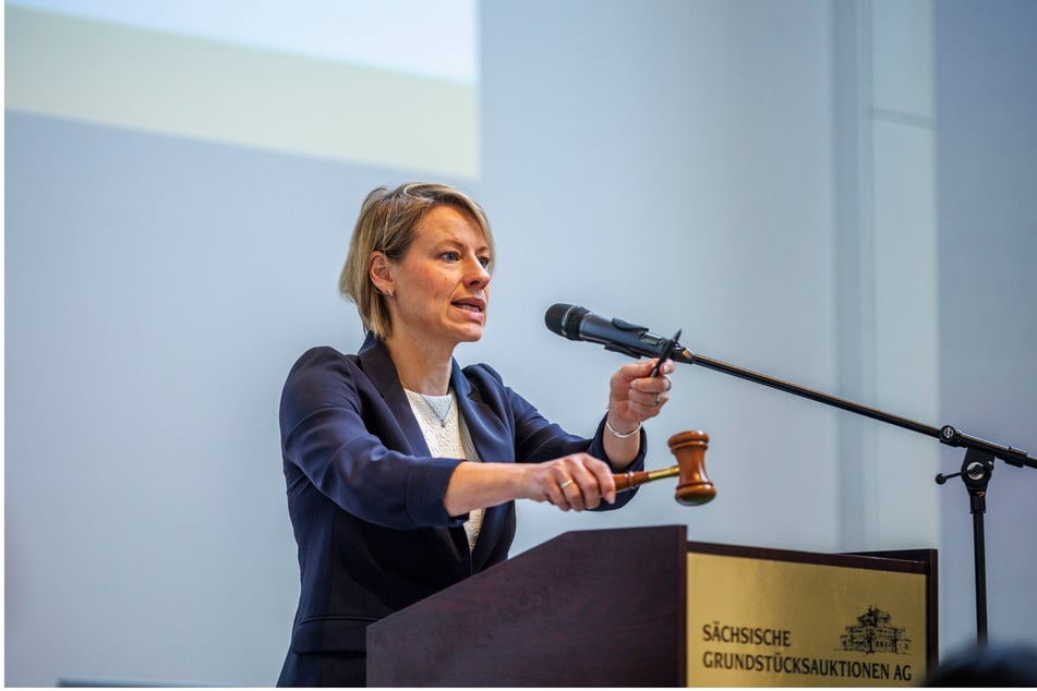 Die Auktionatorin und Vorstandsvorsitzende der Sächsischen Grundstücksauktionen AG, Katja Müller-Pflugbeil, führte durch den Bieterwettstreit.