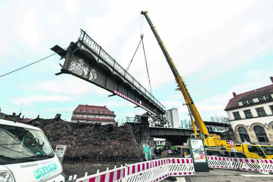 Die Eisenbahnbrücke in der Reichenhainer Straße wird abgerissen.
