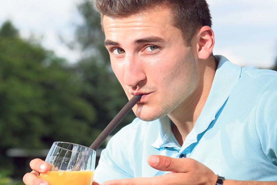 Jungunternehmer Konstantin Neumann (20) mit einem seiner essbaren Trinkhalme.