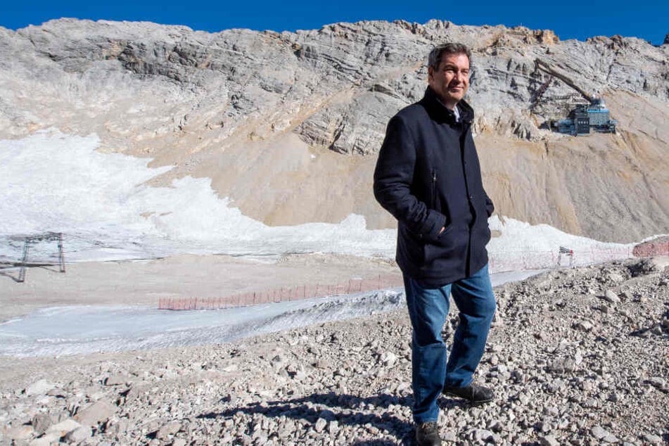 Markus Söder (CSU), Ministerpräsident von Bayern, steht bei seiner Klimatour vor dem Panorama der Zugspitzregion.