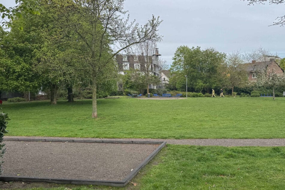 In diesem Stadtpark in Pulheim ist es am Wochenende zu einer brutalen Auseinandersetzung gekommen.