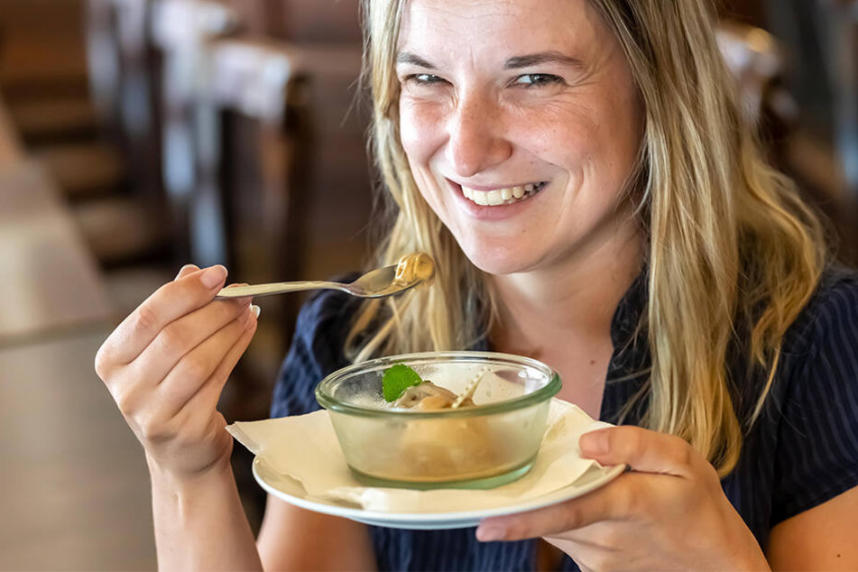 Redakteurin Julia Zube testete das Sauerbraten- und KoppBock-Eis.