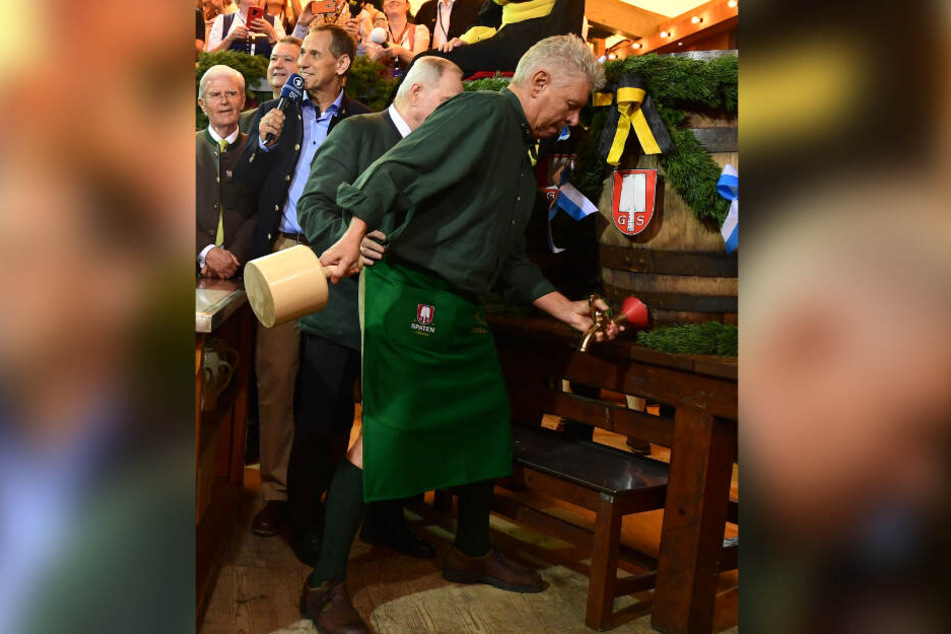 Dieter Reiter (SPD), Oberbürgermeister von München, beim traditionellen Fassanstich beim Oktoberfest 2018.