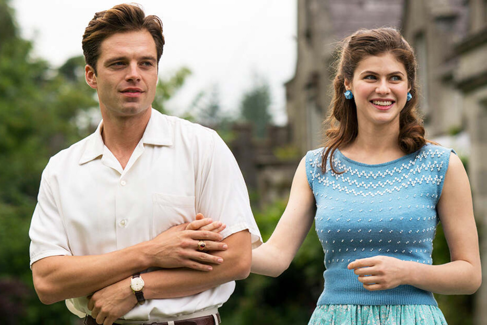 Charles Blackwood (l., Sebastian Stan) macht sich an seine Cousine Constance (Alexandra Daddario) heran.