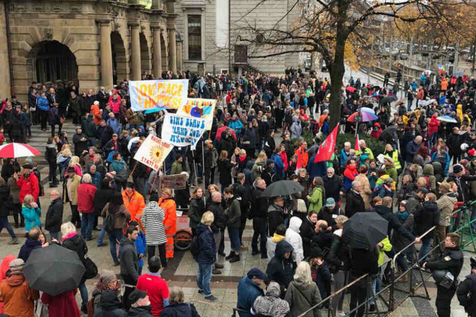 Auch am Rathaus treffen sich die Gegendemonstranten.