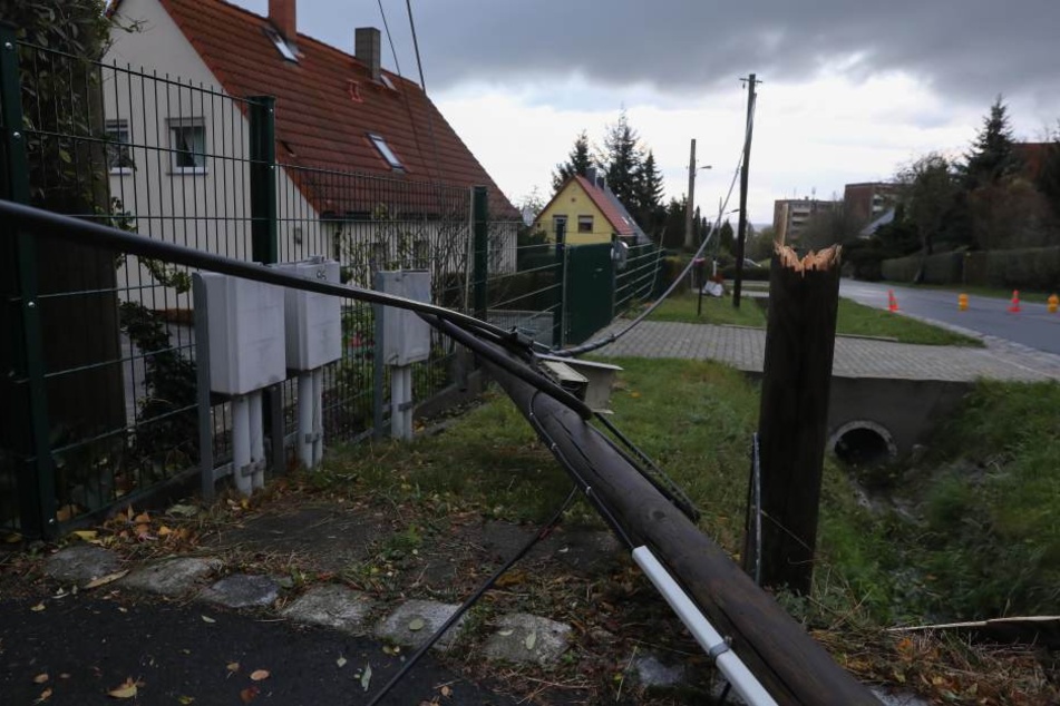 Auf der Gompitzer Straße in Dresden fiel ein Strommast um.