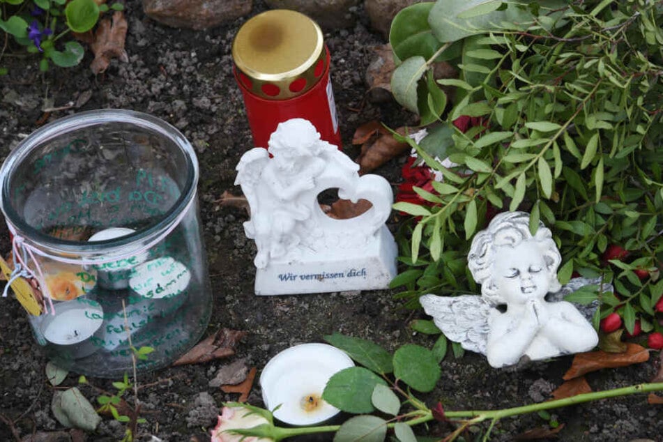 Blumen und Kerzen stehen vor dem Haus der erstochenen Maria.