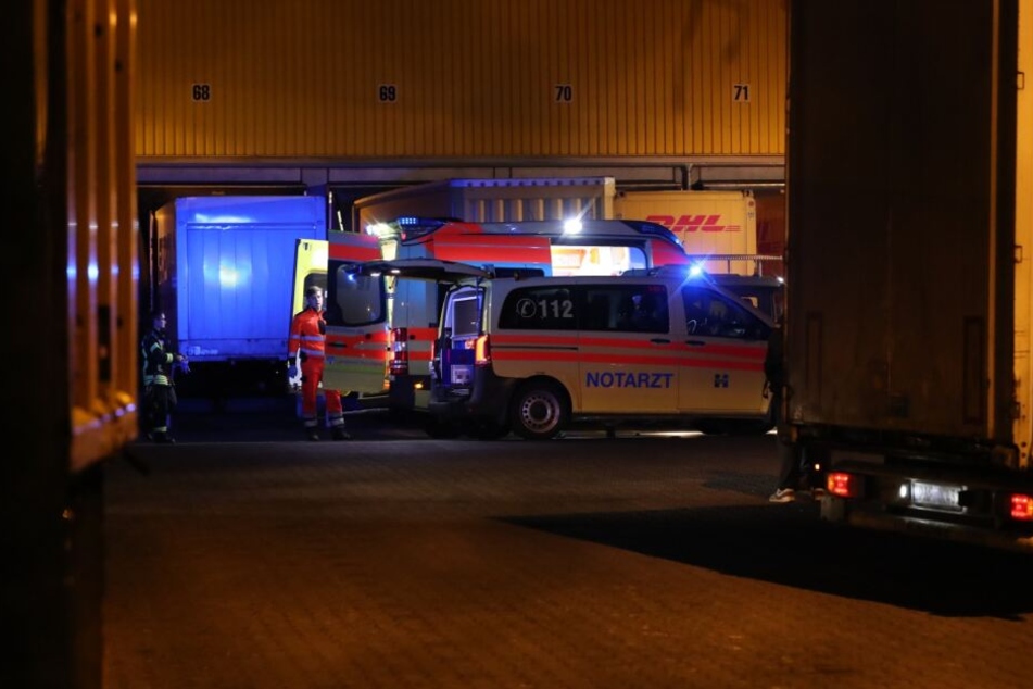 Ein Mann wurde von einem Lkw eingequetscht.