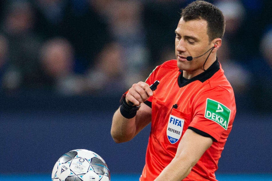 Zweimal entschied sich Schiedsrichter Felix Zwayer bei Elfmeter-würdigen Situationen im Schalke-Strafraum gegen Eintracht Frankfurt.