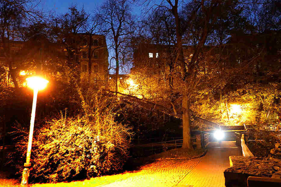 Die hellen Laternen hielten die minderjährigen Vergewaltiger nicht davon ab, ihre Opfer am Fuße des Kaßbergs zu attackieren.