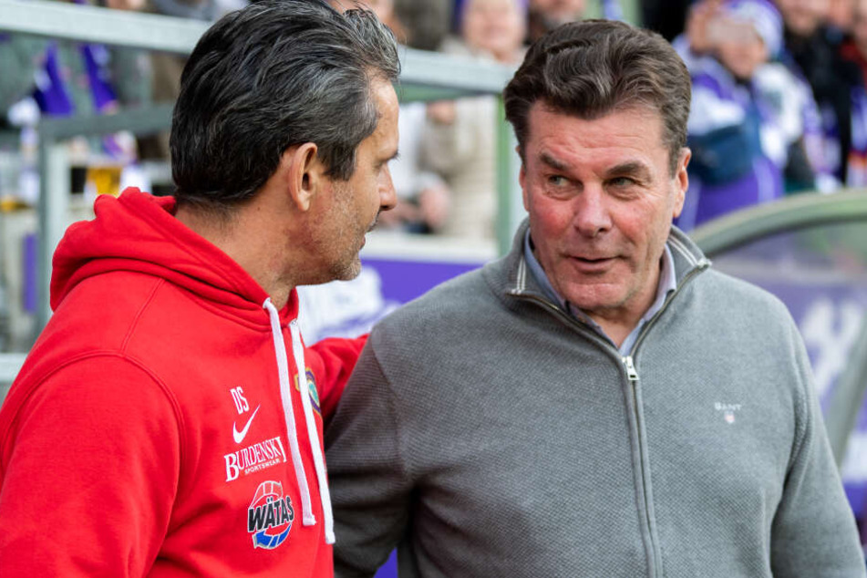 Aues Trainer Dirk Schuster (l) und Hamburgs Trainer Dieter Hecking begrüßen sich vorm Spiel.