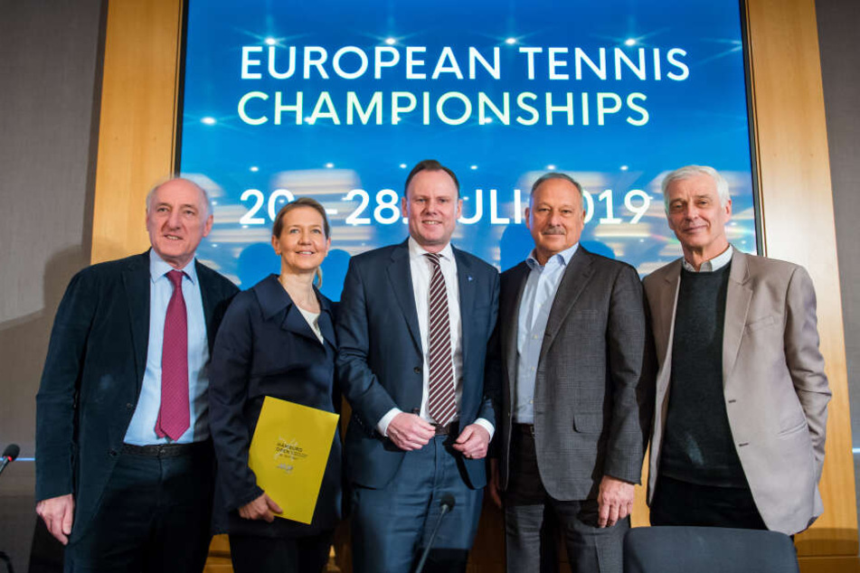 (vlnr.) Peter-Michael Reichel, Veranstalter der European Tennis Championships in Hamburg, Sandra Reichel, seine Tochter und Turnierdirektorin, Andy Grote (SPD), Innen- und Sportsenator von Hamburg, Vladimir Dmitriev, Präsident von Tennis Europe und Klaus