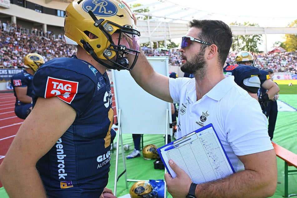 Brock Domann (25, r.) unterstützte Marvin Schöne (22, l.) und Karé Lyles.