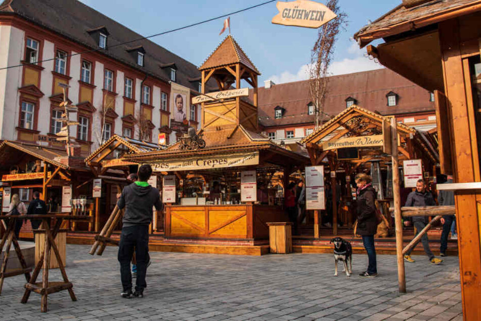 In Bayreuth hat mit dem Winterdorf der erste Weihnachtsmarkt des Jahres geöffnet.
