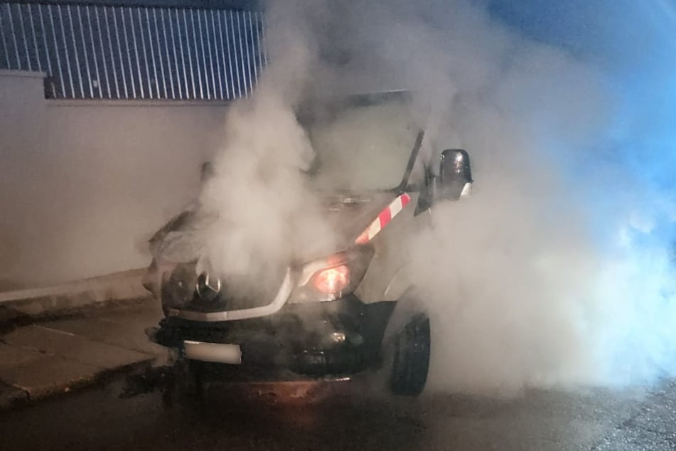 Auf dem Weg zum ersten Einsatzort fiel den Feuerwehrleuten der brennende Transporter auf.