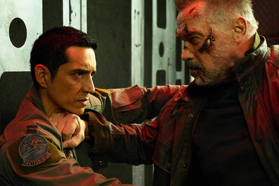 Kampf der Terminatoren: Der T-800 (r., Arnold Schwarzenegger) versucht, den neuartigen Rev-9 (Gabriel Luna) aufzuhalten.