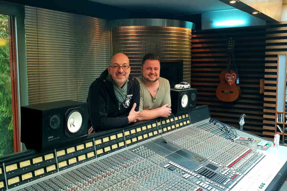 Martin Fischer (26) mit Produzent "Jeo" im berühmten Bohlen-Studio.