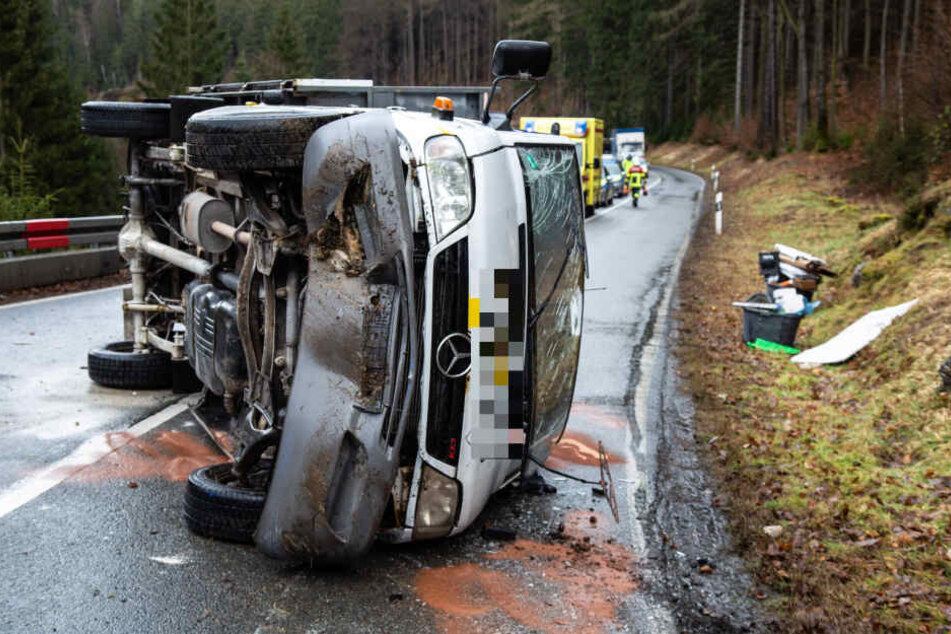 Auf der B283 zwischen Aue und Bockau kam ein Mercedes Transporter von der Fahrbahn ab und landete auf der Seite.