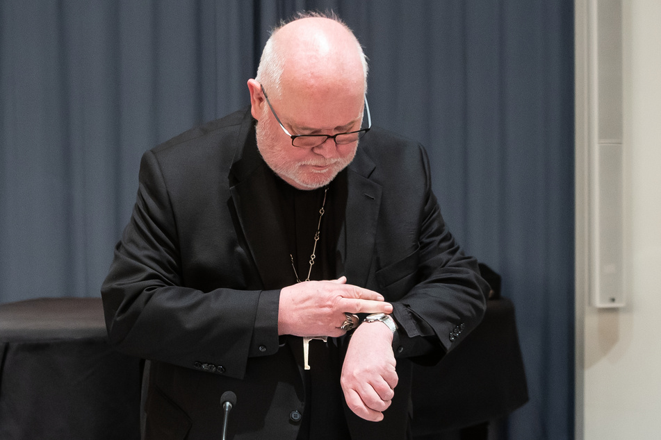 Kardinal Reinhard Marx (66) schaut auf seine Uhr. Kann man Ostern verschieben?