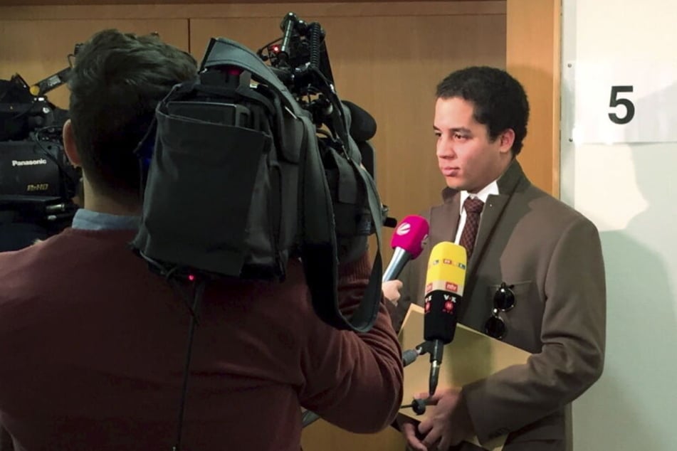 Der 26-jährige Dominik Bayer aus dem Rheinland, der sich bei einem Besuch in Eichstätt von Frauenparkplätzen diskriminiert fühlte und dagegen klagte, wird im Gerichtsgebäude interviewt. (Archivbild)