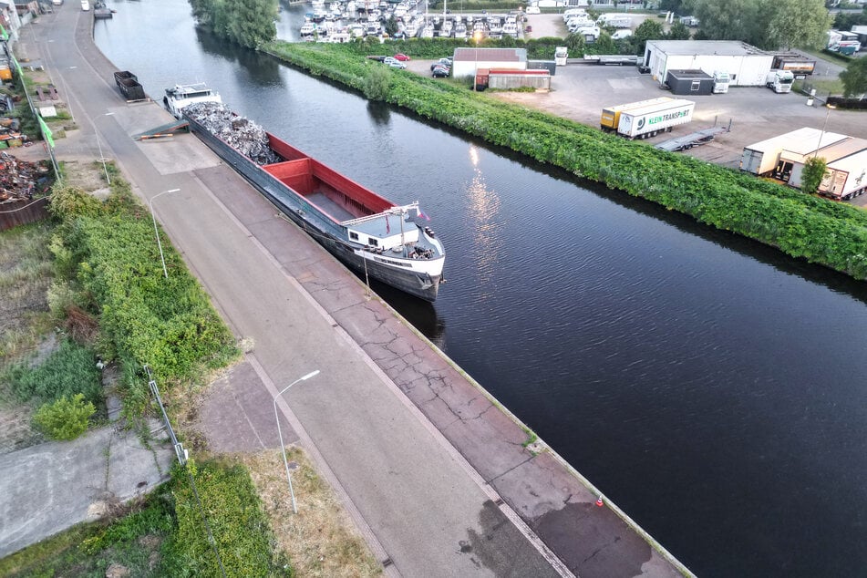 Das Auto mit den Leichen wurde beim Pier des Hafens von Winschoten im Wasser gefunden.