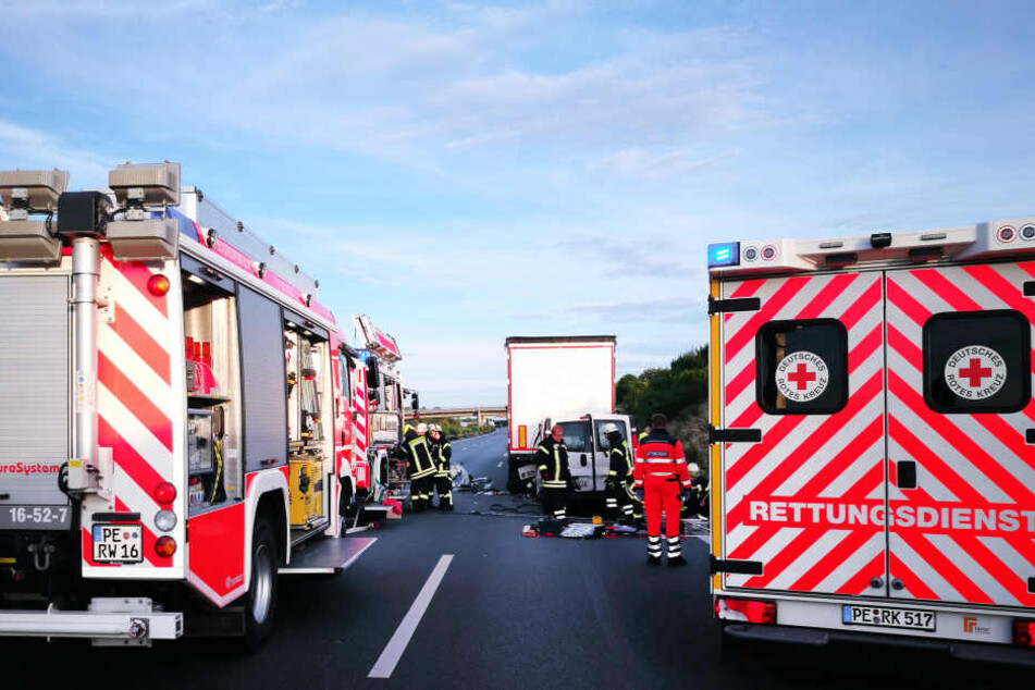 Einsatzkräfte der Feuerwehr bergen einen völlig zerstörten Kleintransporter auf der A2.