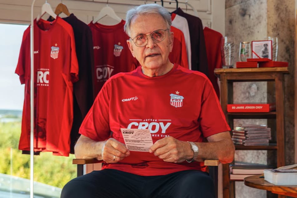 Jürgen Croy trägt das neue Sondertrikot.